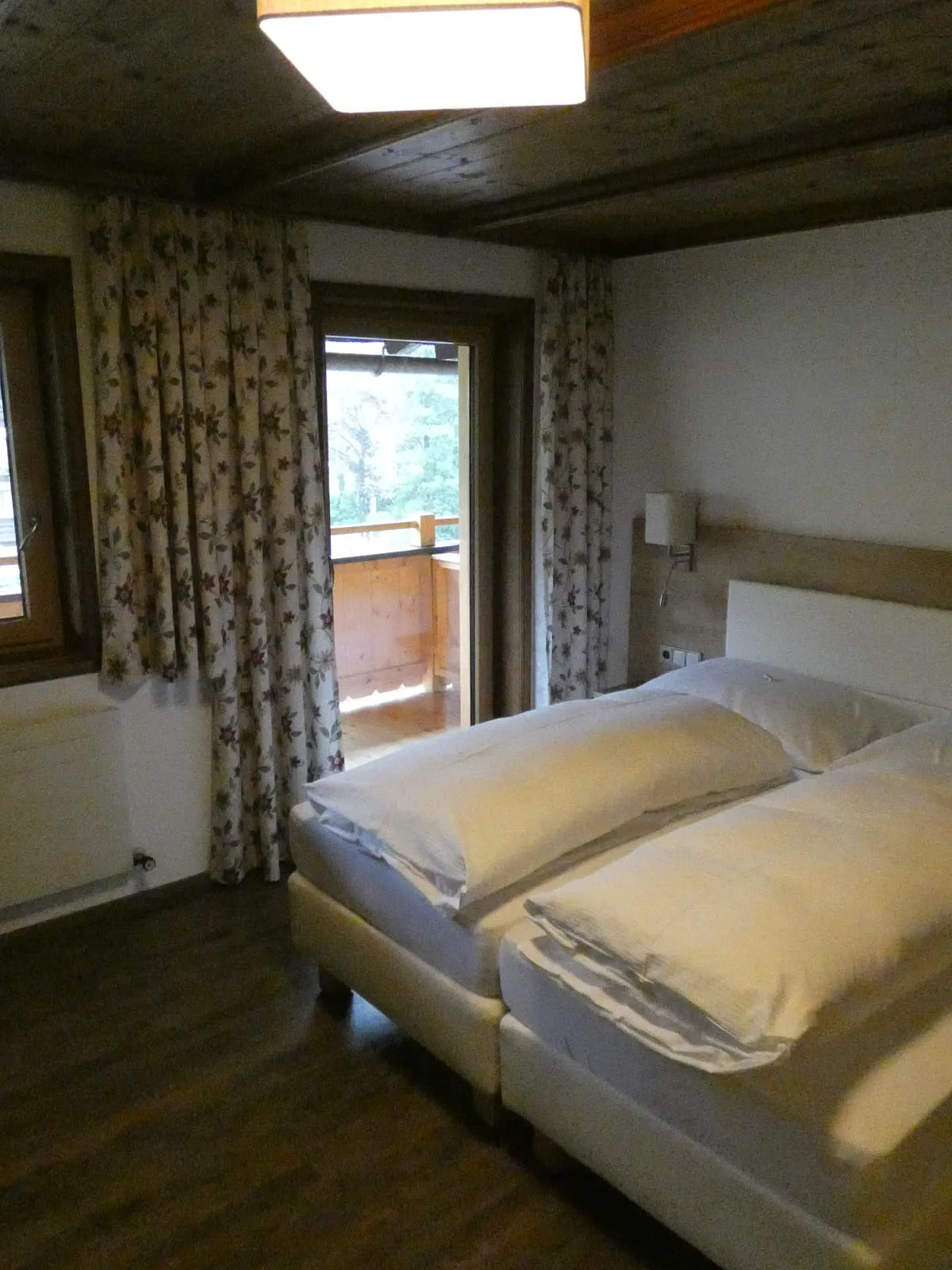 Helles Zimmer mit Doppelbett und Balkonansicht