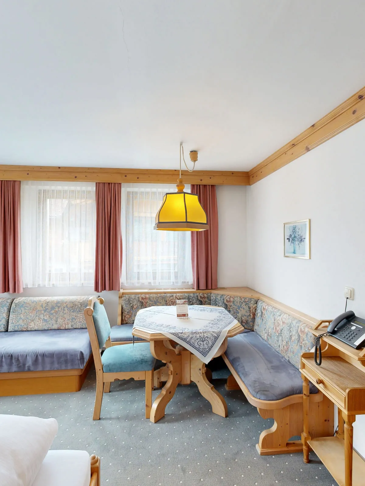 Helle Wohnung mit Sofa, Tisch und Zugang zum Badezimmer