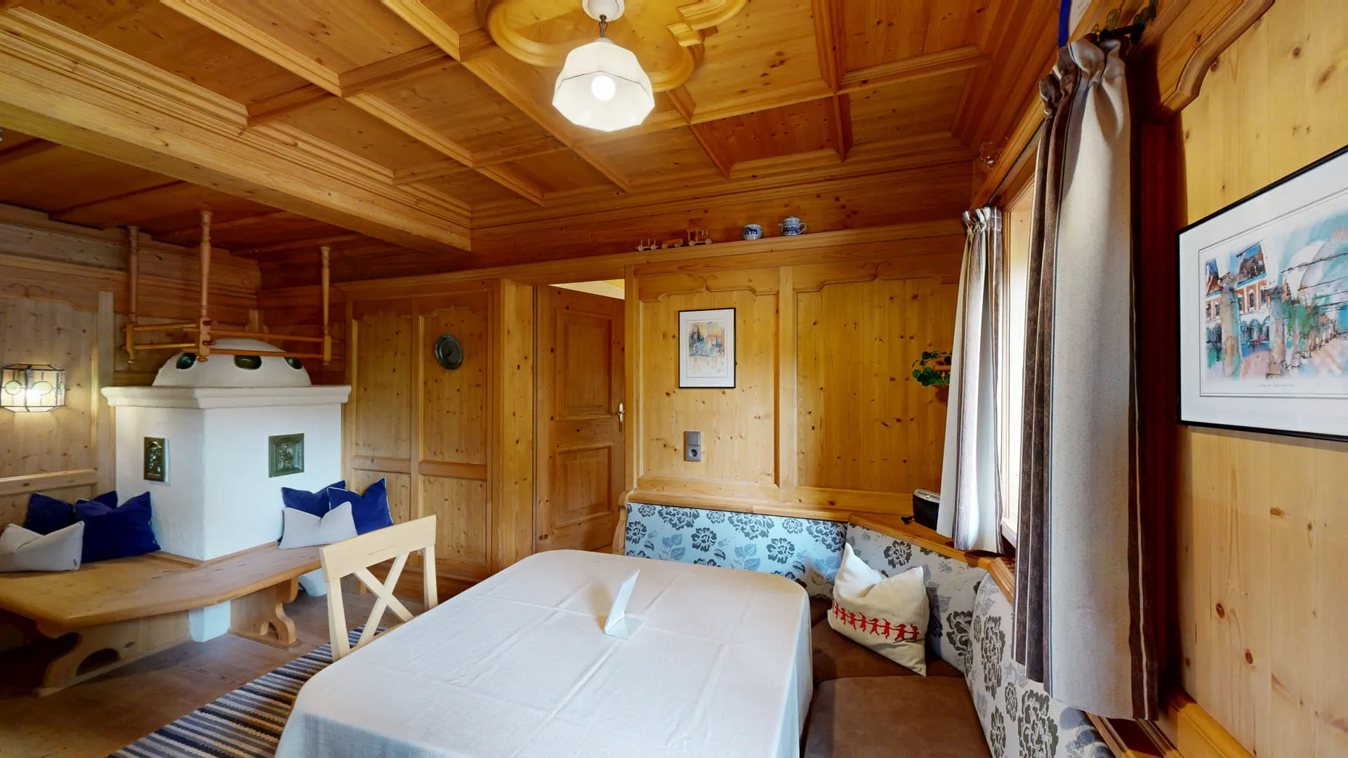 Gemütlicher Raum mit Holzverkleidung, Kamin und Sitzgelegenheiten