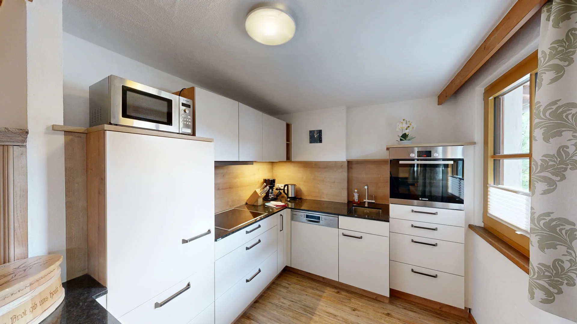 moderne Küche mit Holz- und weißen Elementen, Fenster mit Vorhängen